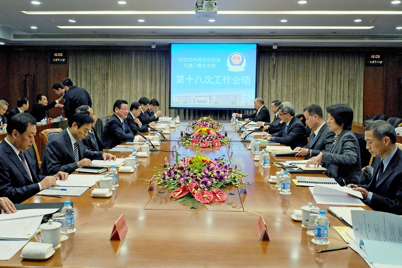 The Secretary for Security, Mr Wong Sio Chak, meets with the representatives of the public security authorities in Beijing.
