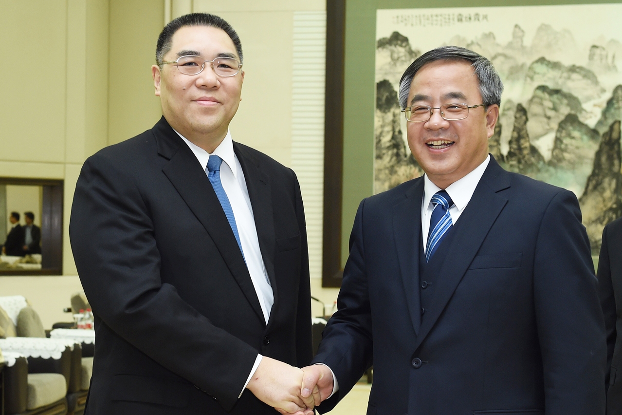 The Chief Executive, Mr Chui Sai On, shakes hands with the Secretary of the Guangdong CPC Provincial Committee, Mr Hu Chunhua, in Guangzhou.
