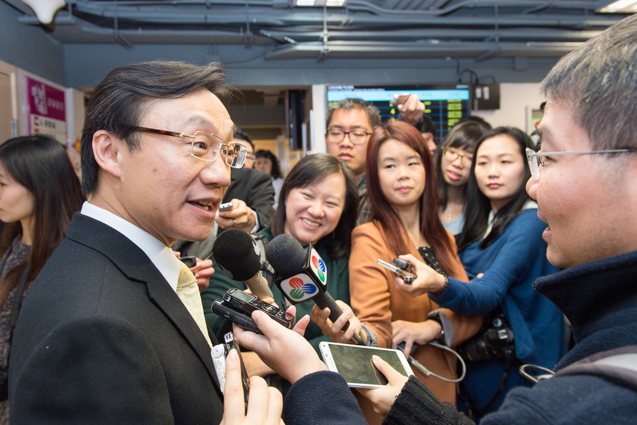 The Secretary for Social Affairs and Culture, Mr Tam Chon Weng, says the Government is determined to ban smoking in all public indoor areas.