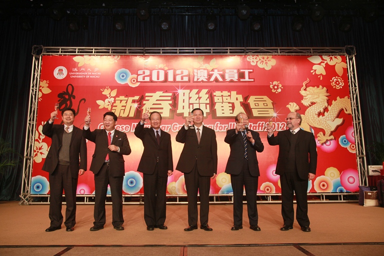 Mr. Cheong U (3rd from right) encourages UM members to make a united effort to help UM scale new heights in the future