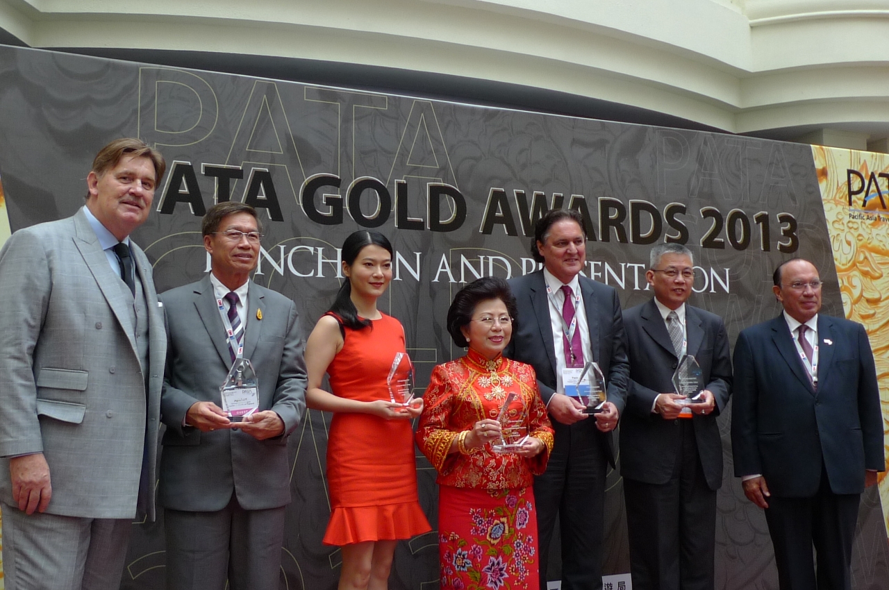 Costa Antunes and Craigs handed the awards to the winners