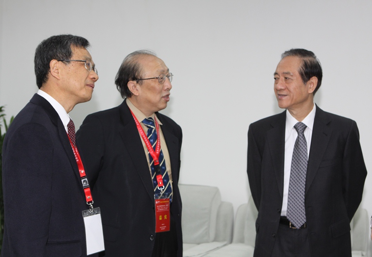 Mr. Han Qide (right) is talking with Prof. Wei Zhao (middle) and other participants
