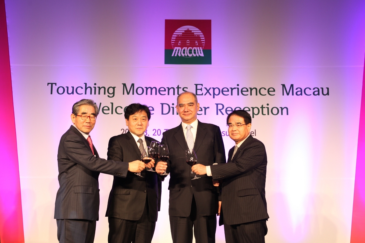Executive Director of the Korea Tourism (2nd left) and Deputy Director of MGTO toasts with guests