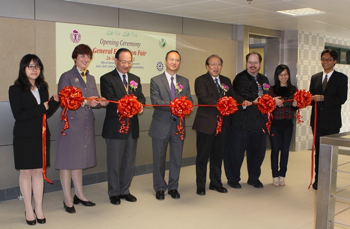 Officiating guests cut the ribbon at the opening ceremony for Macao’s first general education fair organized by UM’s Centre for Teaching and Learning Enhancement