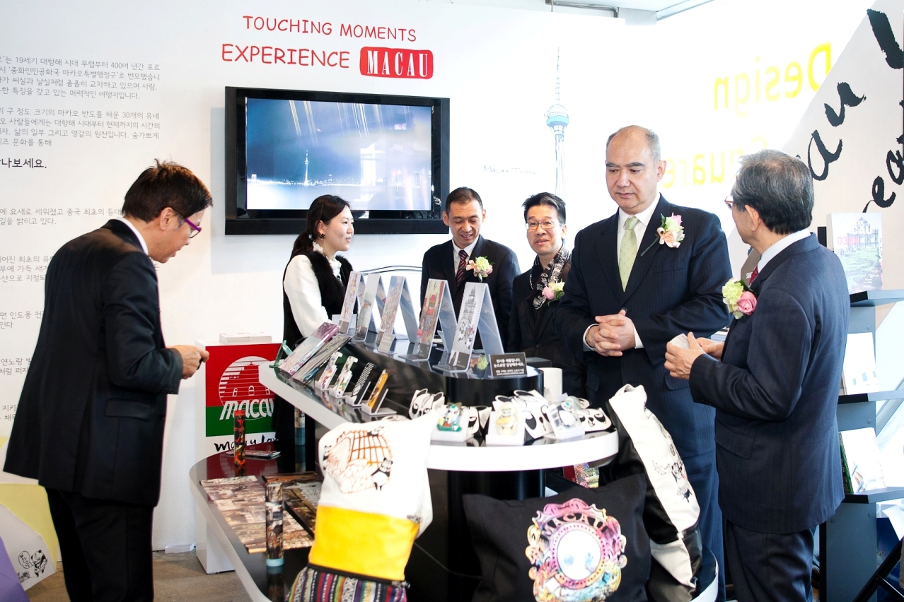 Deputy Director Pires presents products of Macau to the guests