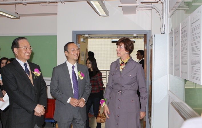 Guests visit the smart classrooms