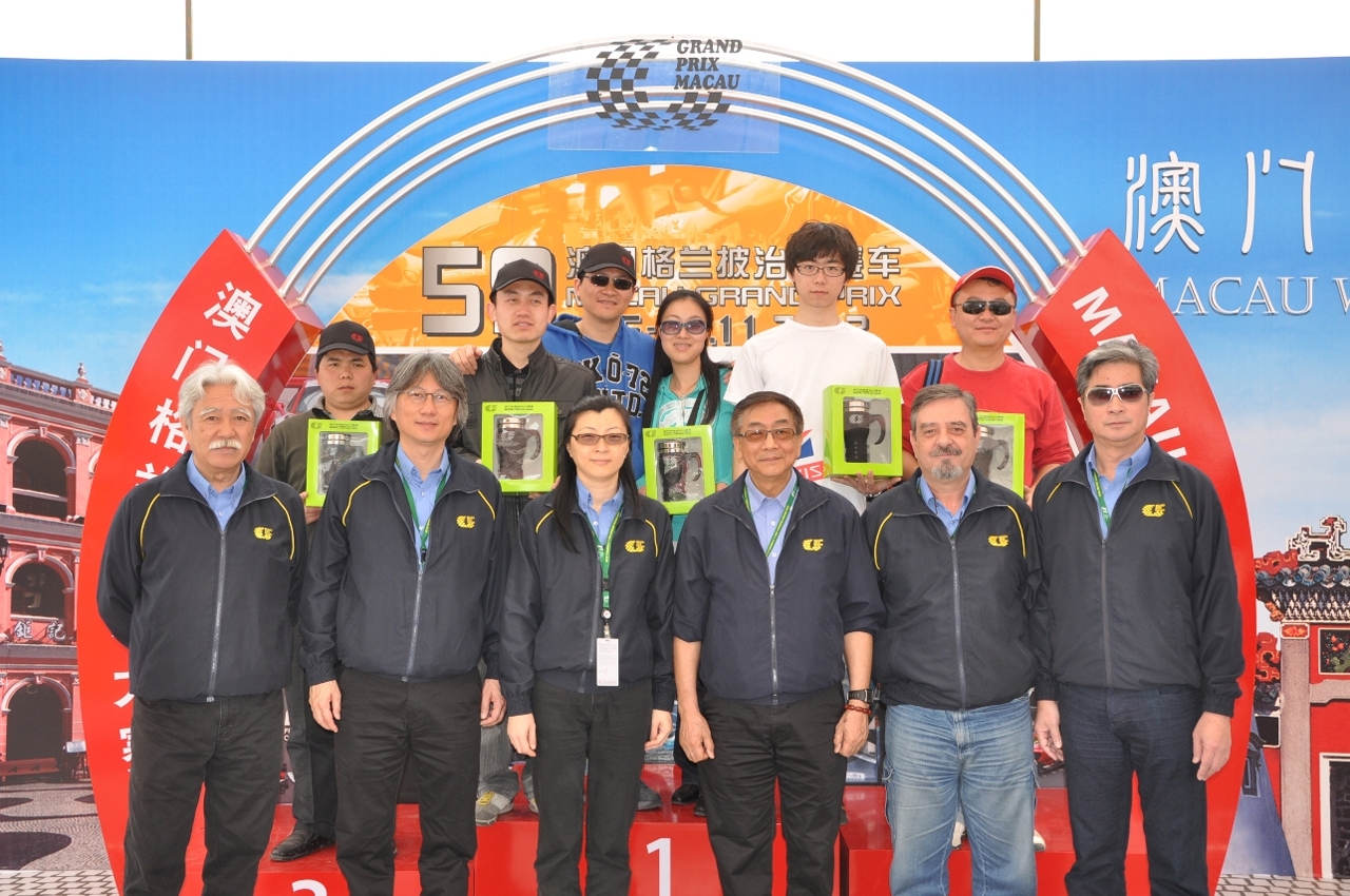 The MGPC delegation took group photo with Q&A Lucky Draw winners