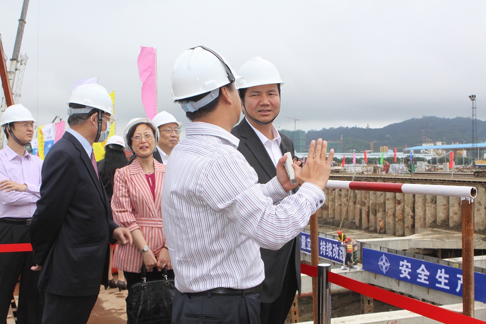 Cheong U and media representatives visit the construction site of the underwater tunnel