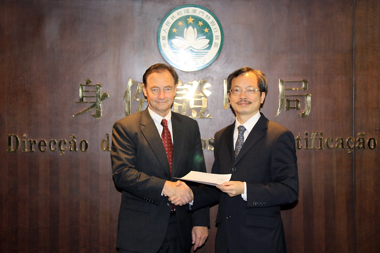 The Consul General of the Australian Consulate-General in Hong Kong visited the Identification Services Bureau of the Macao SAR and met with the Director, Mr. Isaac Ieng Kit Lai, to notify the simplifying measures on visa applications for Macao