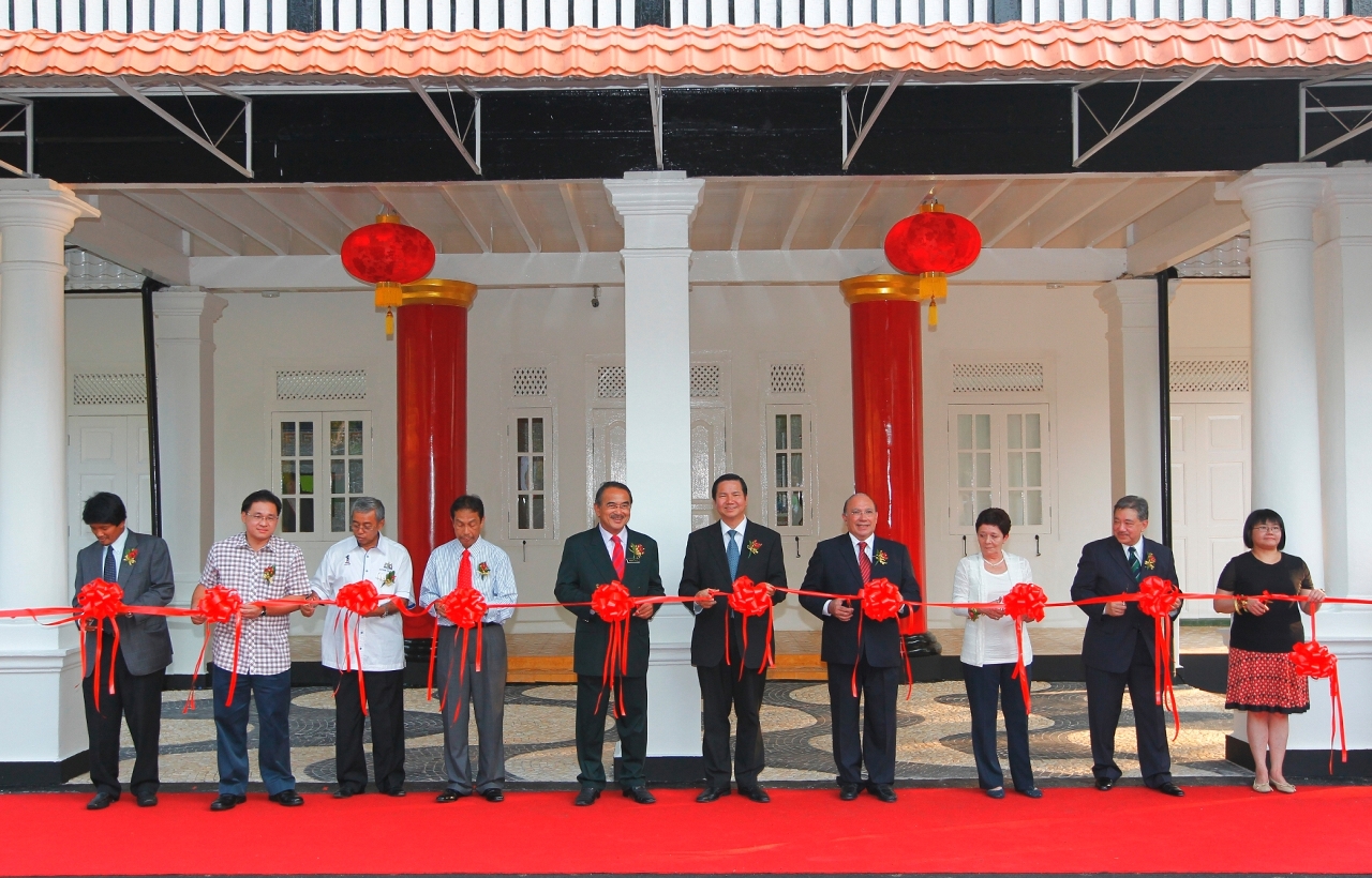 Guests officate at the opening ceremony of "Macau Gallery"