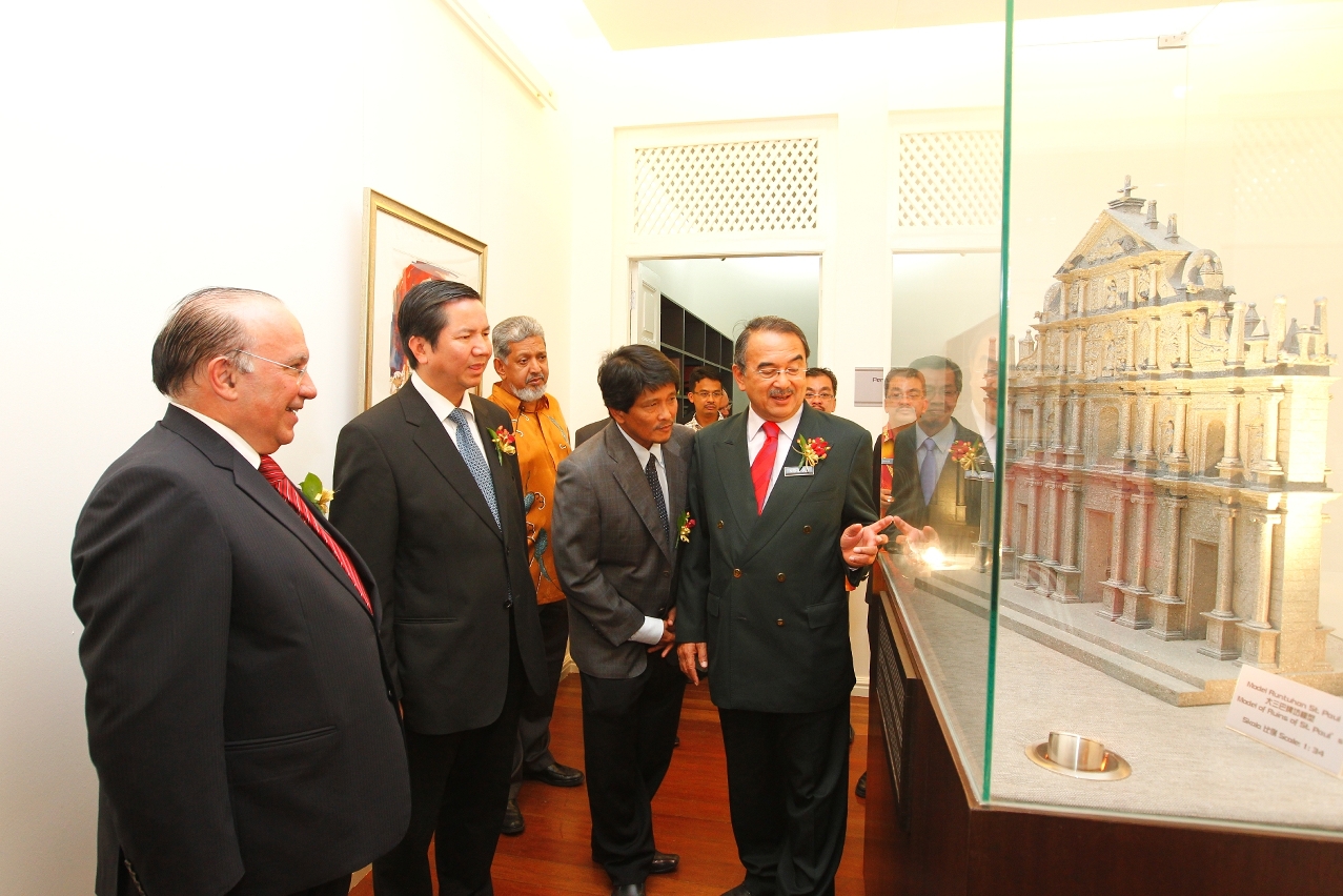 Guests tour around "Macau Gallery"
