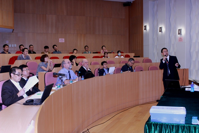 Qian Zhengming conducts his oral defense