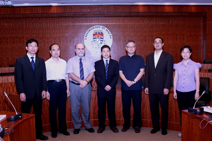 Huang Weihua (middle) with Examination Committee members