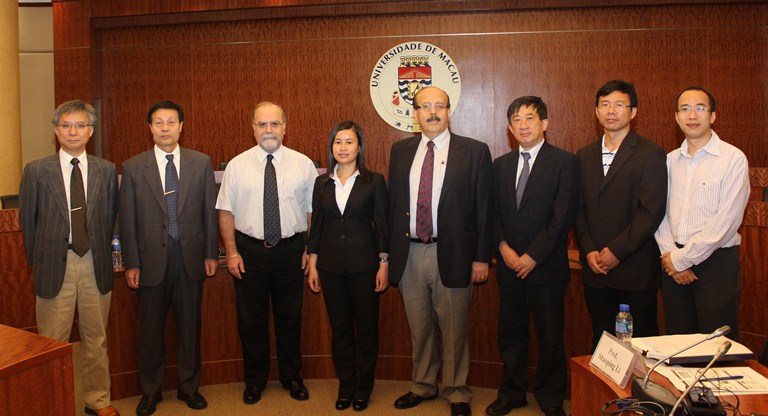 Chen Xiaojia (4th from left) with Examination Committee members