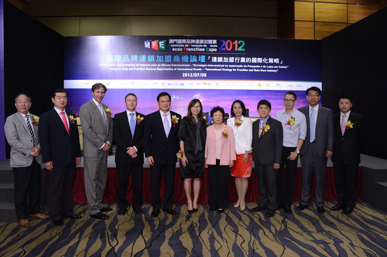 Echo Chan, Acting President of Macao Trade and Investment Promotion Institute, with forum speakers