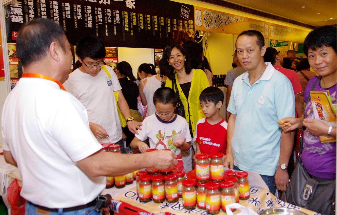 Crowds on first day -- businessmen, residents and tourists