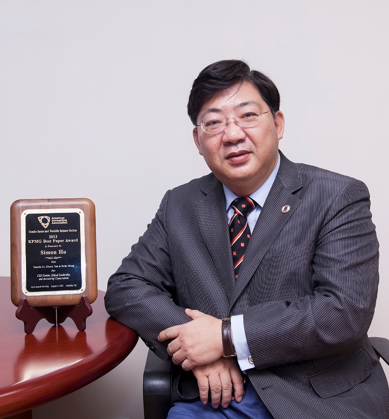UM’s Vice Rector (Academic Affairs) Prof. Simon Ho receives two outstanding academic awards