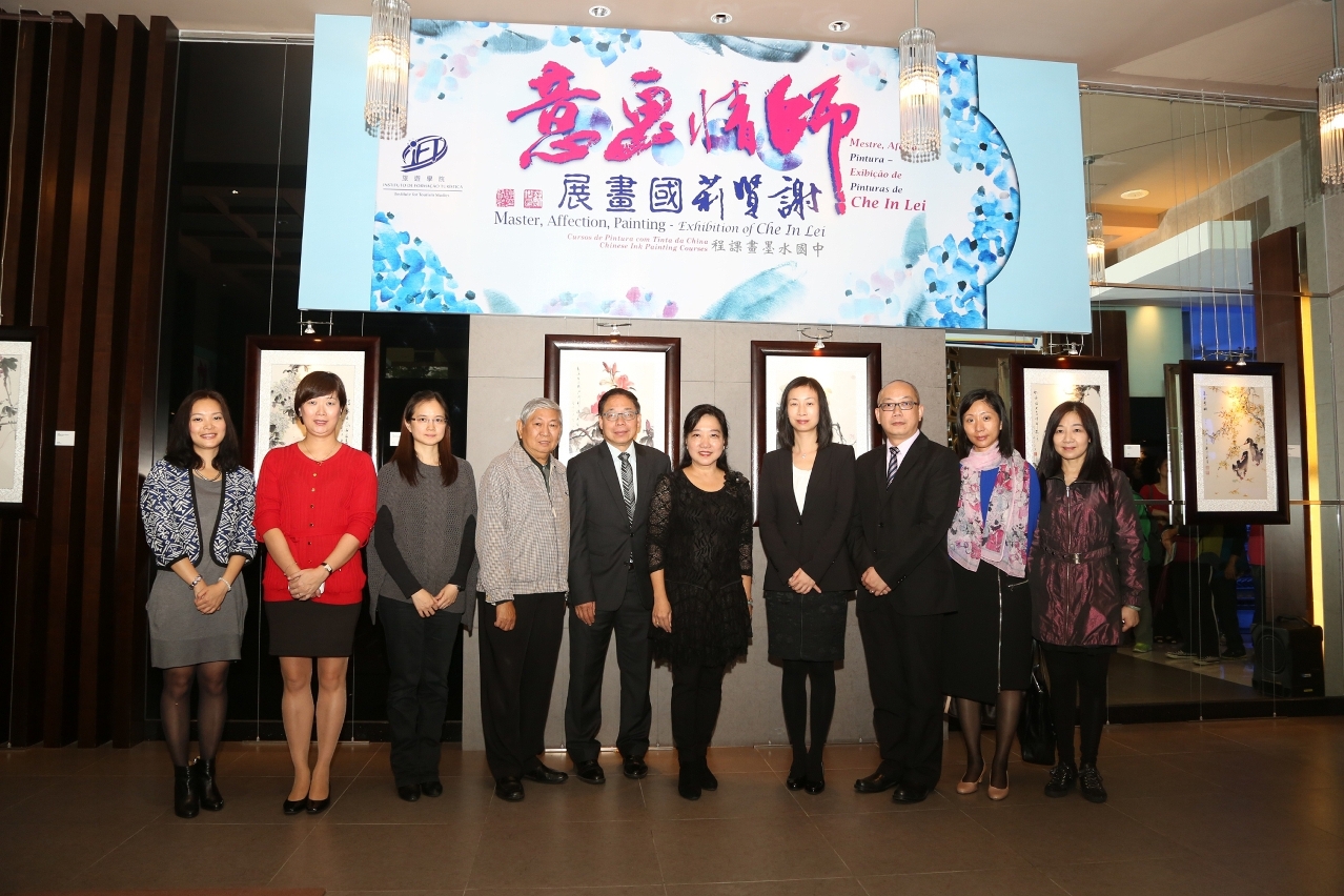IFT representatives took photos with Ms Che In Lei, the instructor of the Chinese Ink Painting course offered by IFT