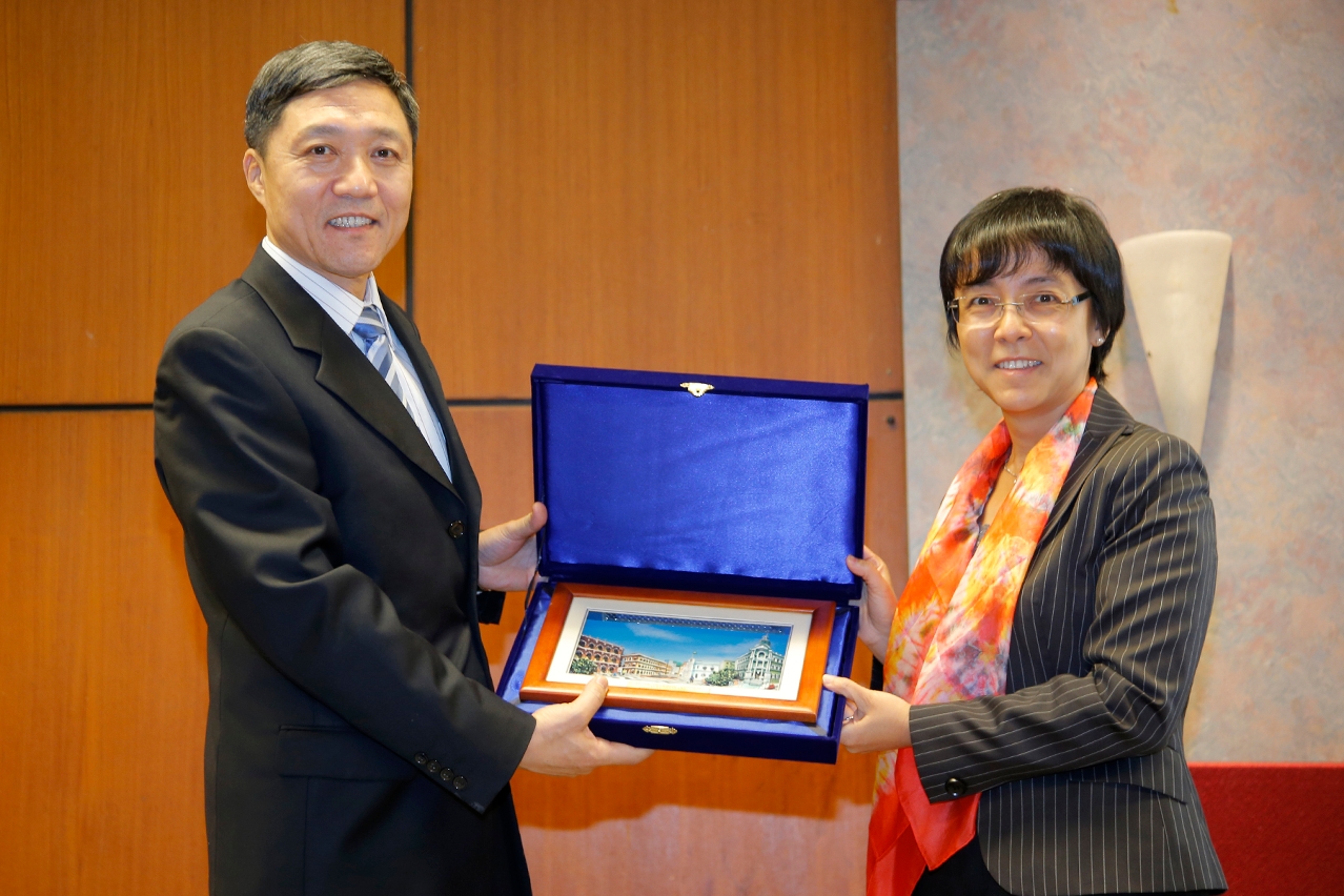 Senna Fernandes presents souvenir to Liu Xiao Jun