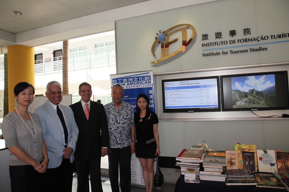 President of IFT, Dr. Fanny Vong(left 1), Mr. David Malaga, Consul General of the Republic of Peru in Hong Kong and Macao (left 2) and guests at Latin American Book Exhibition in IFT