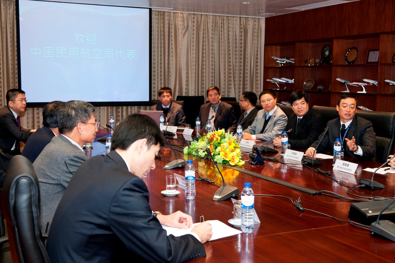 The Civil Aviation Authority, the Fire Services Bureau and the Meteorological and Geophysical Services Bureau of the Macao SAR gave an overview of the current operational status of the aeronautical information services, cartographic services, flight procedures design, meteorological services and airport fire fighting services in Macao to the Civil Aviation Administration of China.