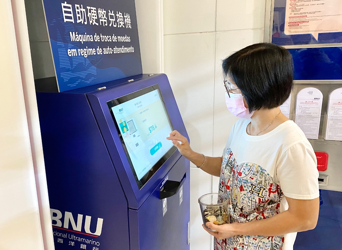 市民使用機器將硬幣兌紙幣，認為方便快捷