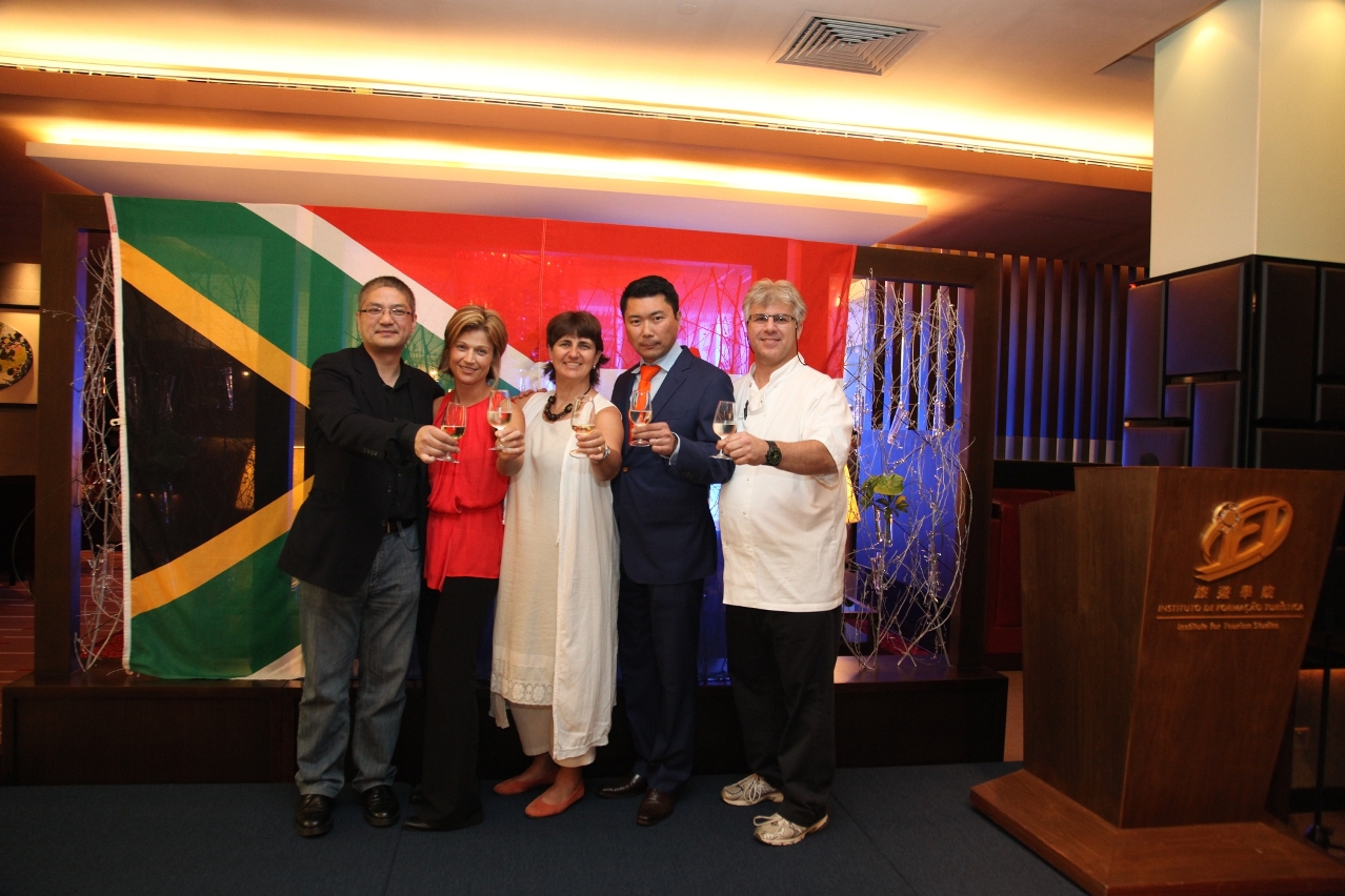 David Wong, Executive Assistant Manager of IFT(left to right), Michaela Stander, Market Manager of Wines of South Africa, Master of Wine Ms. Cathy van Zyl from South Africa, Simon Tam, Head of Wine, China of Christie’s and Chef Pete Gottgens from Asara Wine Estate, South Africa toasted in the Charity Gala Dinner on 12 November.