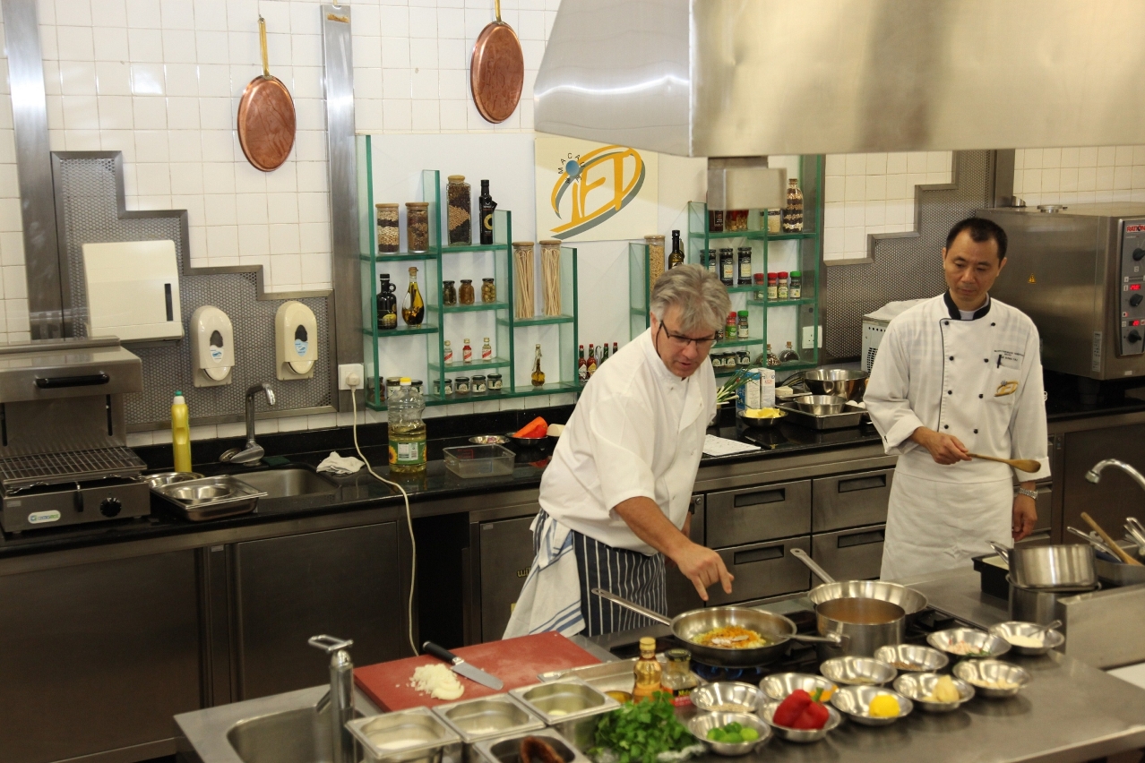 Renowned South African Chef Pete Gottgens demonstrated the cooking of South African authentic dishes at IFT