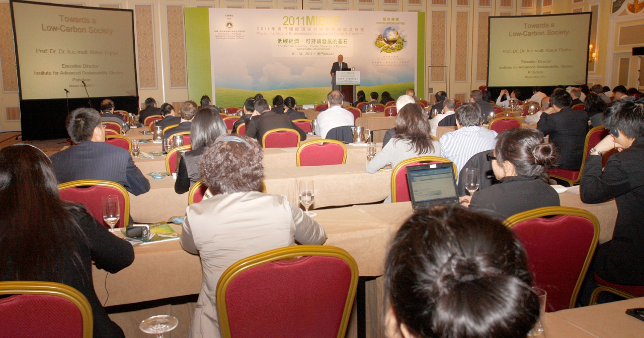 Mr. Klaujs Toepfer, former Under Secretary-General of the United Nations and cumulatively Executive Director of United States Environment Programme (UNEP), delivering his keynote speech “The Carbon Economy – corner stone for a dynamic, sustainable development”.