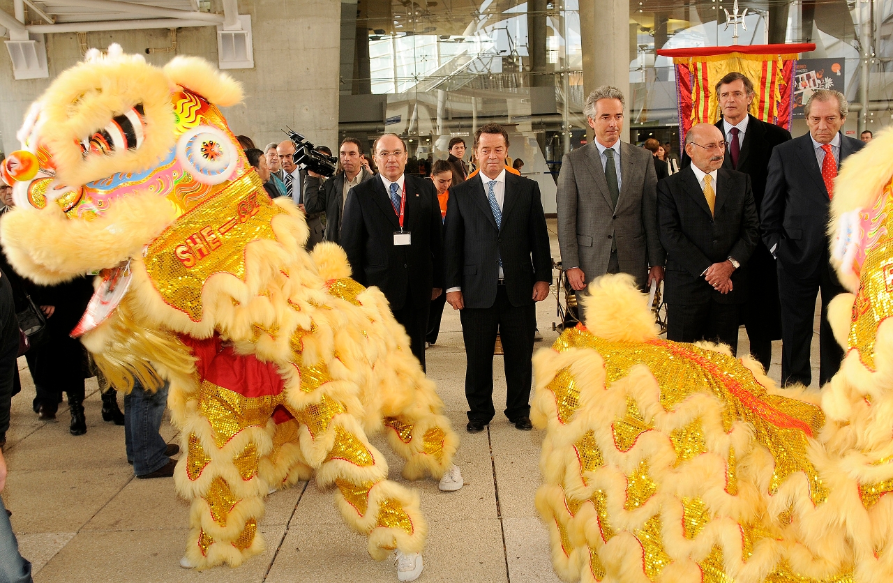 Lion dances at the BTL opening officiated by Costa Antunes Minister of Economy of Portugal Manuel Pinho (1st left) and Secretary for Tourism of Portugal Bernardo Trindade (2nd left)