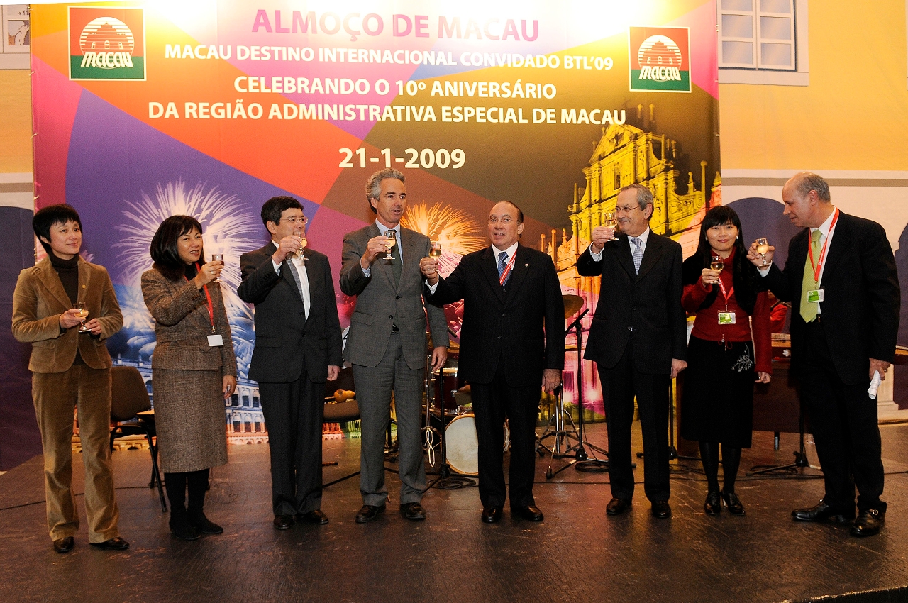Costa Antunes at Macau luncheon toasting with Secretary for Tourism of Portugal Bruno Trindade (1st right), Macau Economic and Commercial Delegation in Portugal chief Raimundo do Rosário (2nd right), Economic and Comercial Councilor of PRC Embassy in Portugal Xia Xiaoling (4th right)