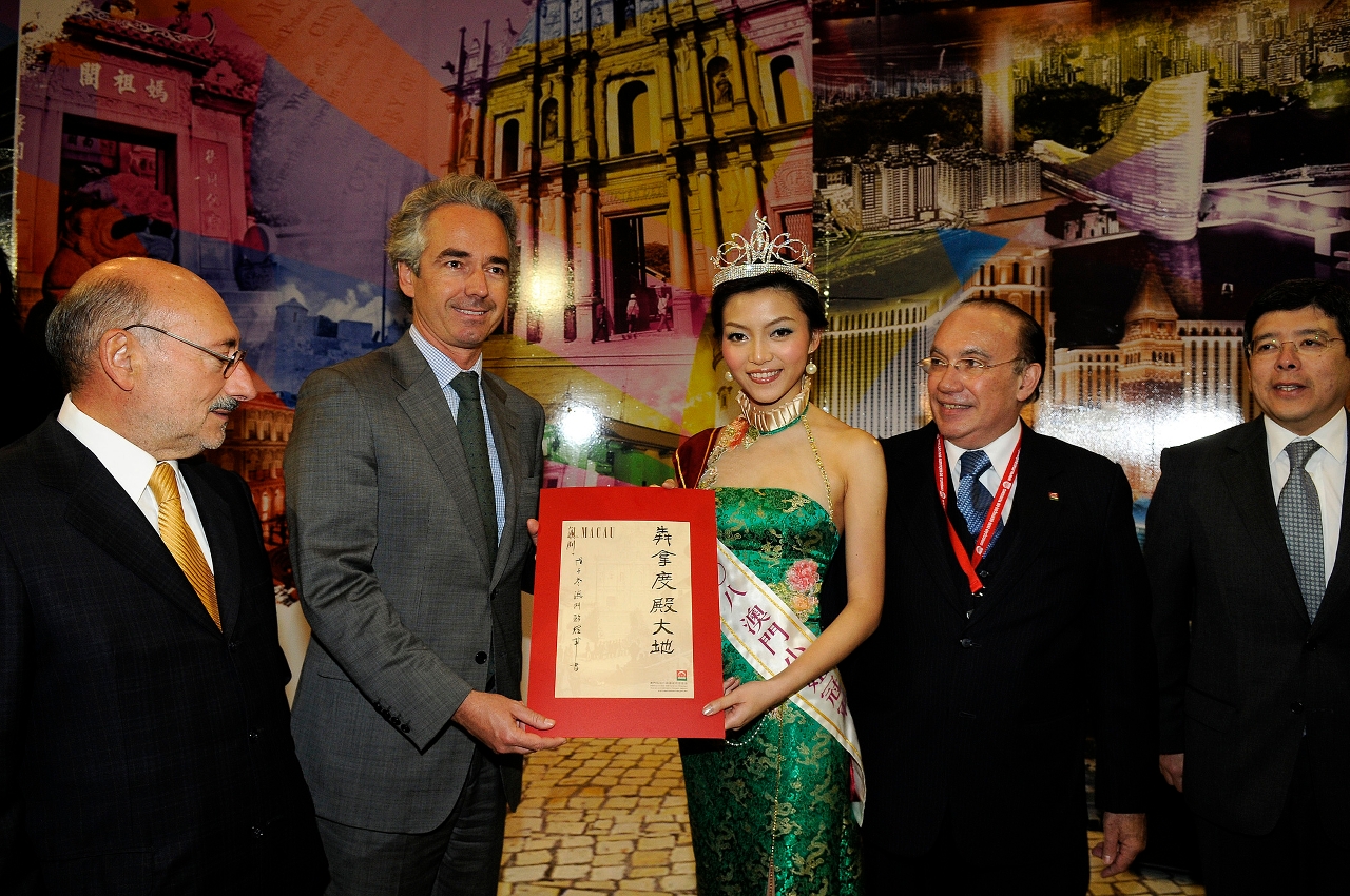 Miss Macau 2008 greets Secretary for Tourism of Portugal when he was visiting Macau booth at BTL
