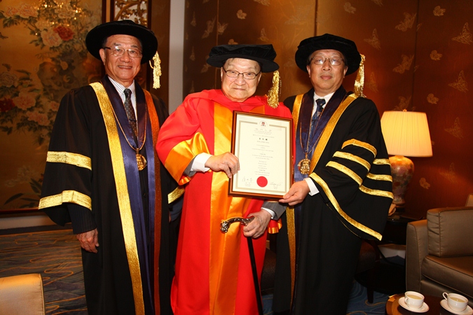 UM’s University Council Chair Dr. Daniel Tse (first from left) and Rector Wei Zhao (first from right) confer the certificate of the Doctor of Lettershonoriscausa to Dr. Cha.