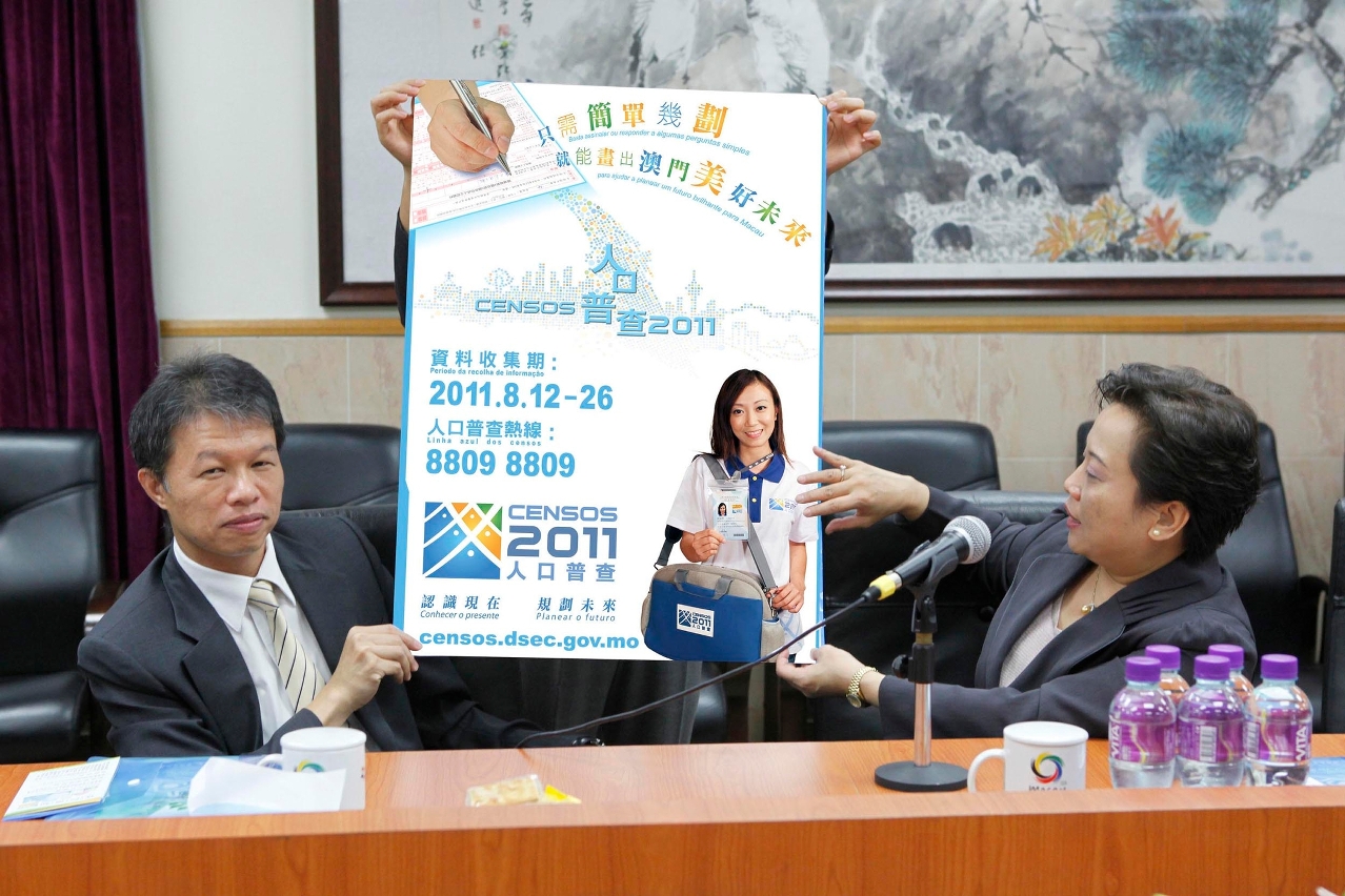 Kong Pek Fong, Director of DSEC, and Ieong Meng Chao, Deputy Director, showing the 2011 Census poster