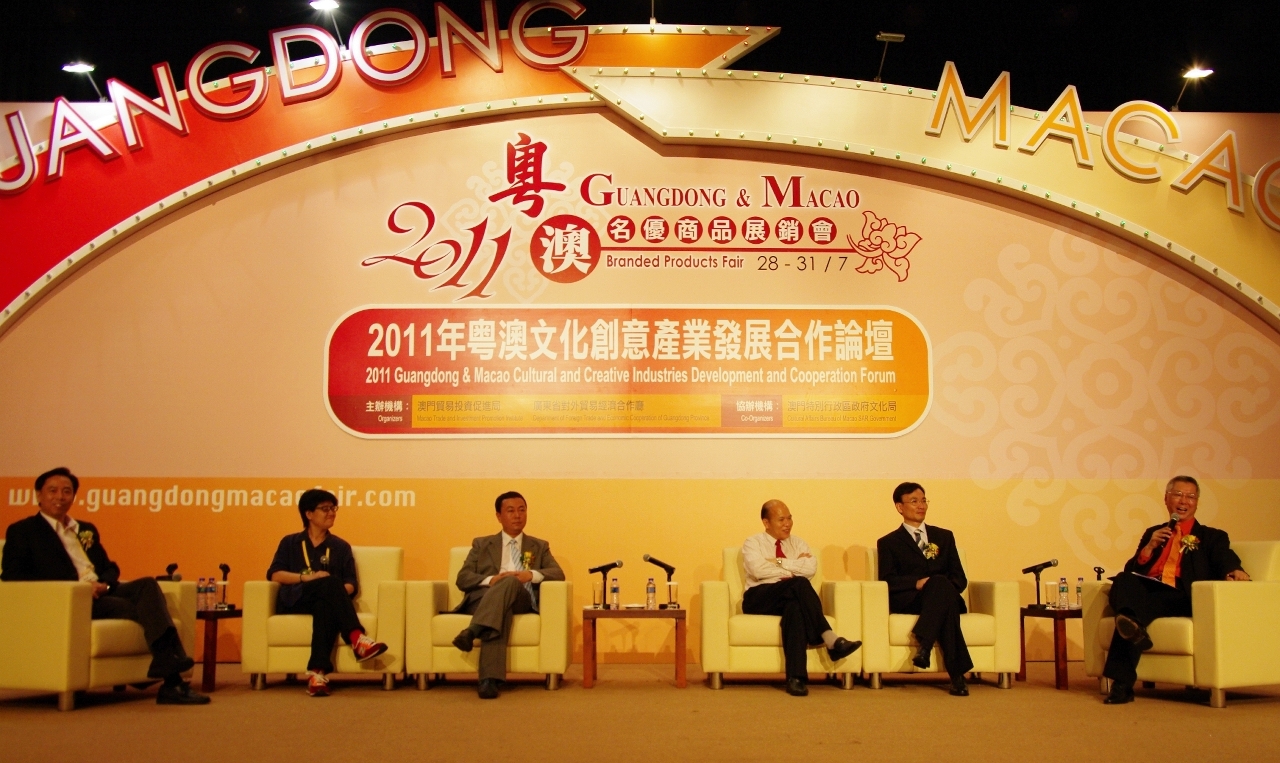 Active discussion between the host and the speakers at the Cultural and Creative Industries Forum