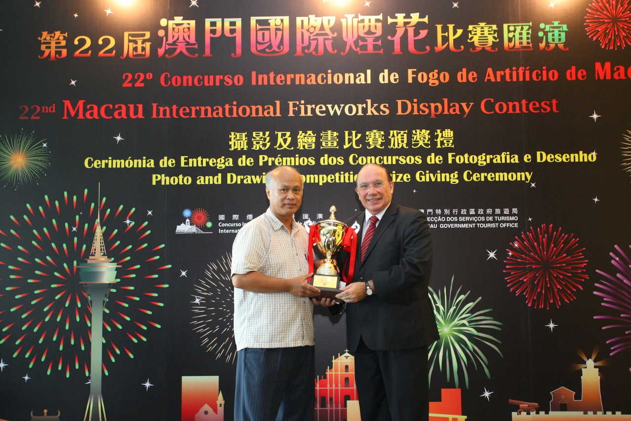 Director Antunes with winner of Photo Competition