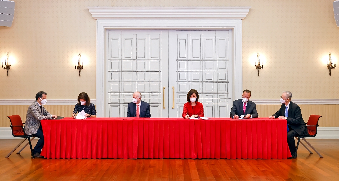 Representatives respectively of Wynn Resorts (Macau), S.A. and Melco Resorts (Macau), S.A. sign a contract extension in the witness of officials from the Gaming Inspection and Coordination Bureau.