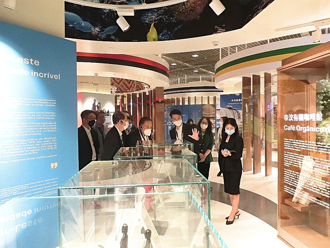 O Pavilhão de Exposição da Plataforma de Serviços para a Cooperação Comercial entre a China e os Países de Língua Portuguesa organizou várias visitas guiadas durante a fase de funcionamento experimental