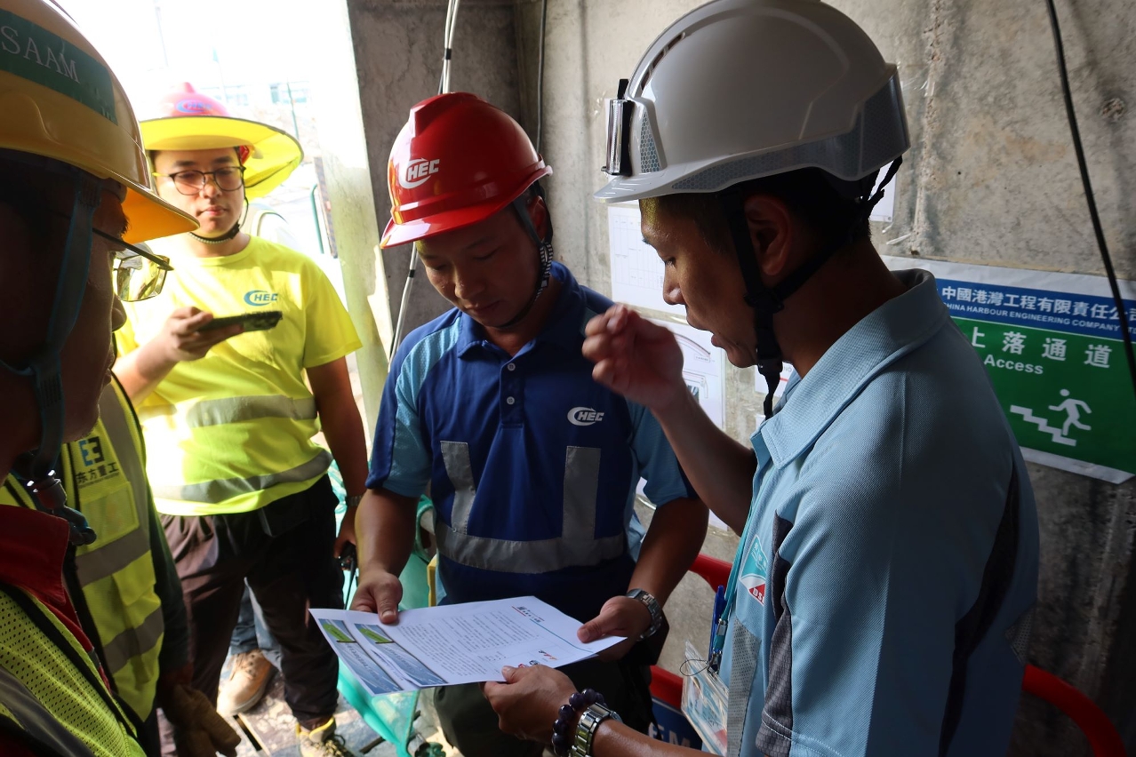 勞工局派員到建築工地派發工作安全指引