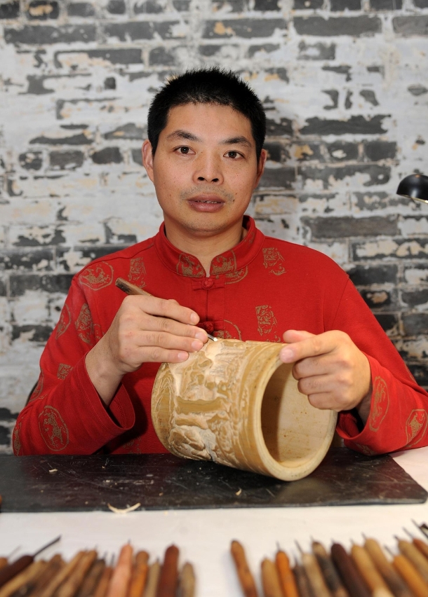 工藝家洪建華即席示範竹雕的製作技巧