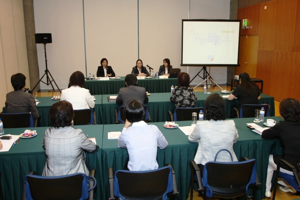 勞工事務局代表向婦諮會委員講解《勞動關係法》