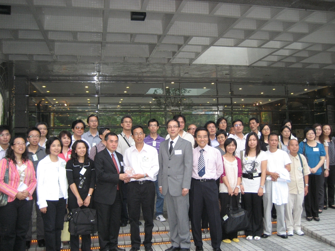 考察團與香港職業安全健康局代表及天水圍嘉湖山莊物業管理公司代表合照