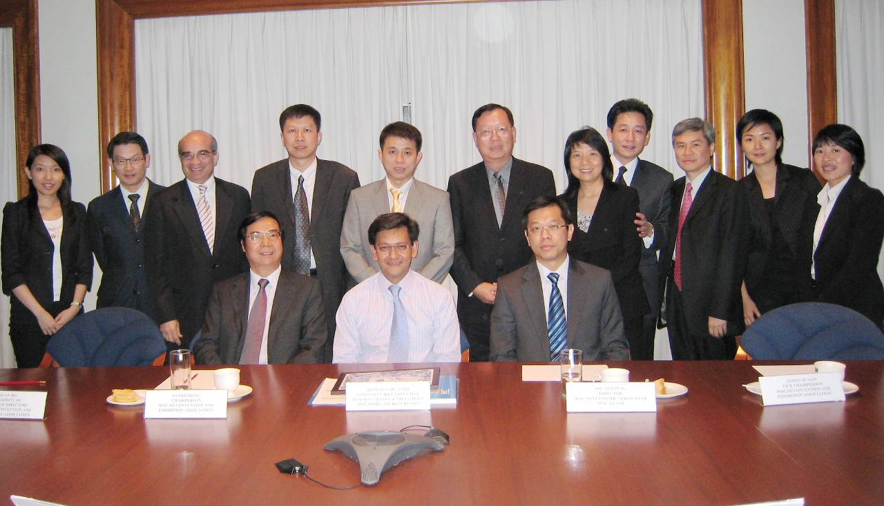 考察團與新加坡展覽會議署署長Mr. Aloysius Arlando合照