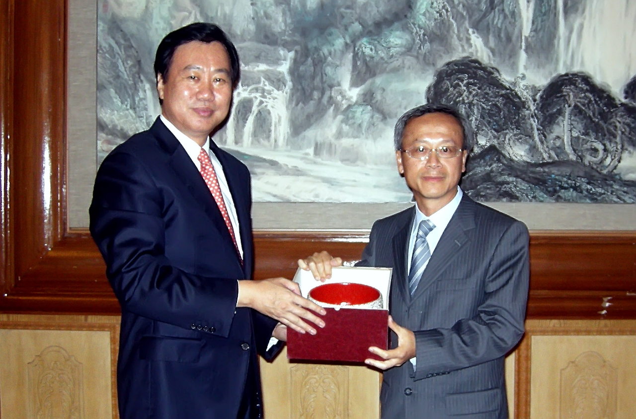大連市市長夏德二致送紀念品予劉仕堯司長
