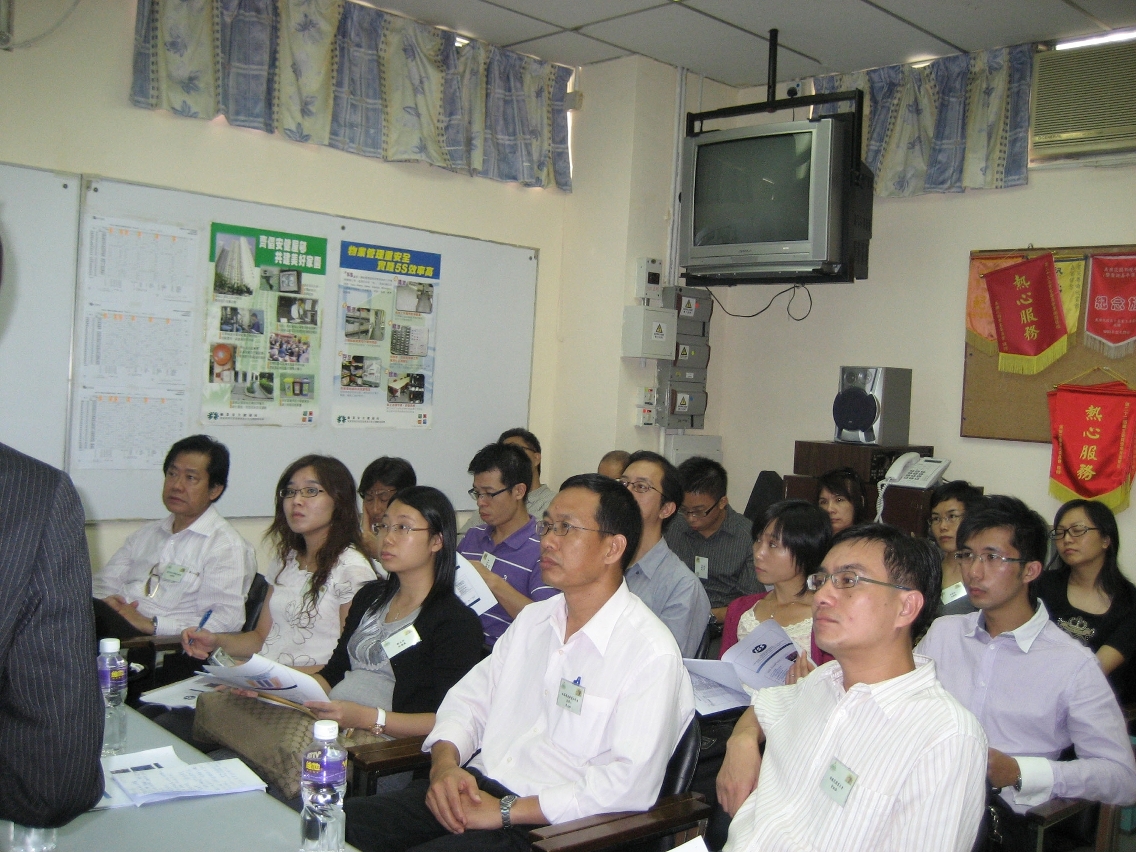 代表團聆聽管理公司分享管理經驗