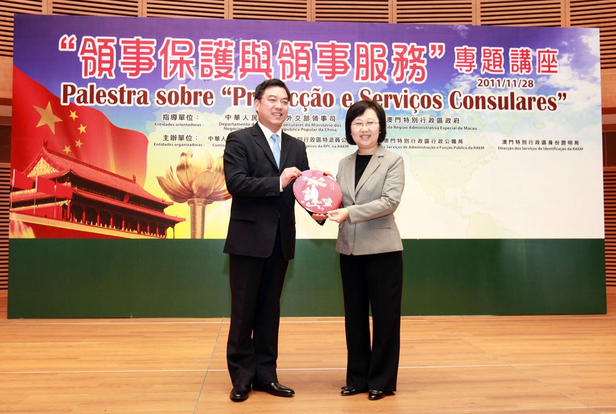 Apresentacao de lembranca a Dra. Florinda pelo Dr. Huang Ping