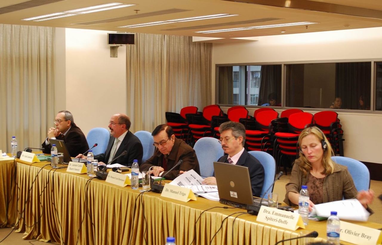 Luís Lameiras先生（左一）、Duarte Fonseca先生（左二）、Manuel Leal-Henriques先生（中）、尹思哲先生（右二）、Emmanuelle Spiteri-Doffe女士（右一）於“葡萄牙及法國對司法官的培訓系統、教學方法和經驗”研討會上