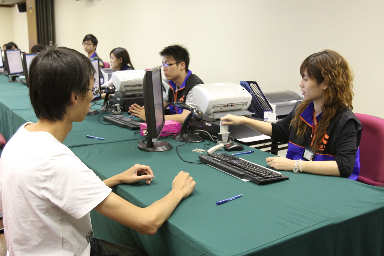 新選民登記法生效後首日共194名市民辦理登記手續