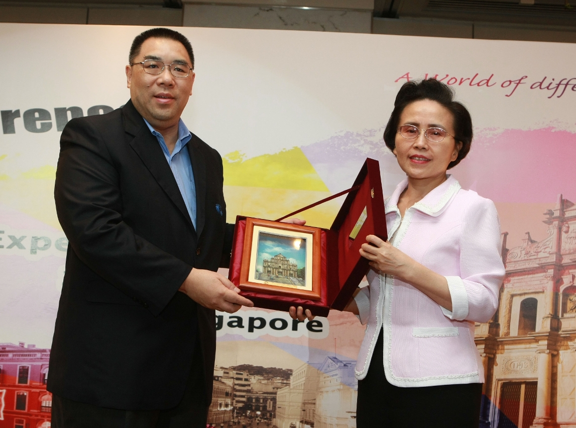 崔世安司長向中國駐新加坡大使張小康致送紀念品