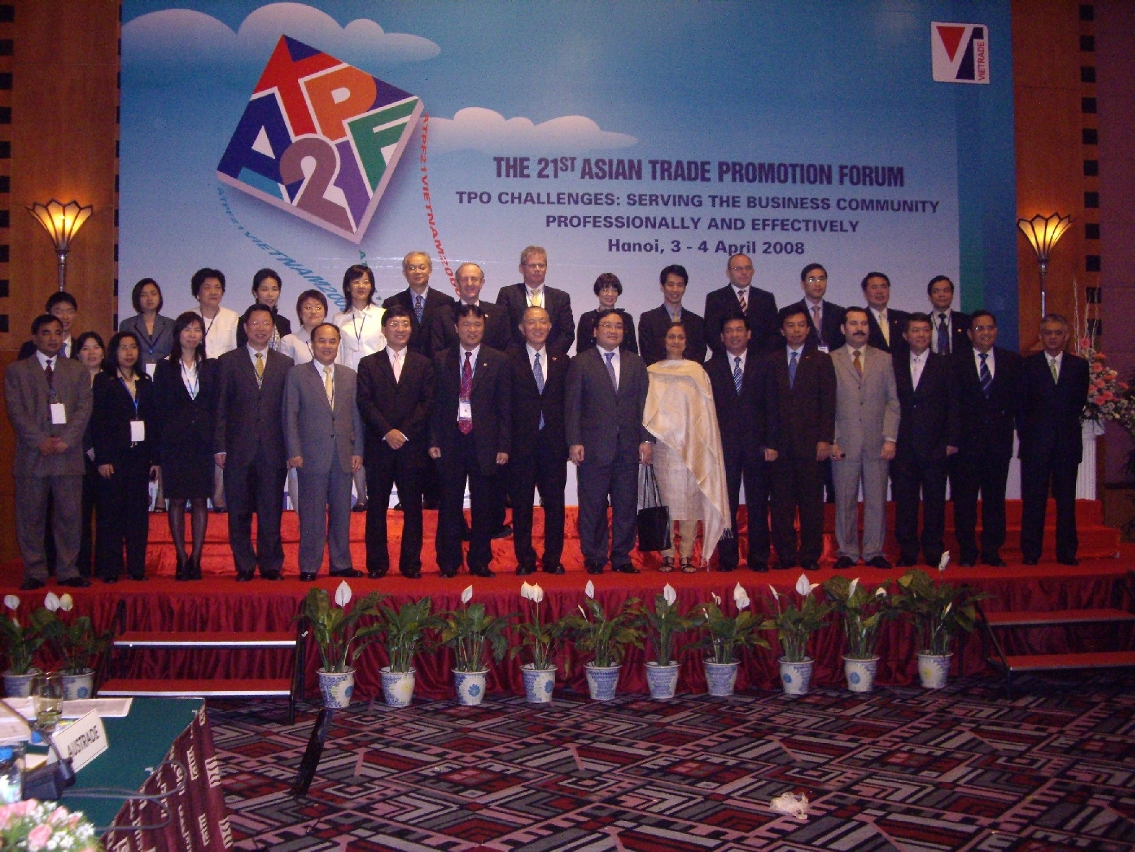 參加“第廿一屆亞洲貿促論壇”的主要參會人員與越南副首相Mr.Hoang Trung Hai合照